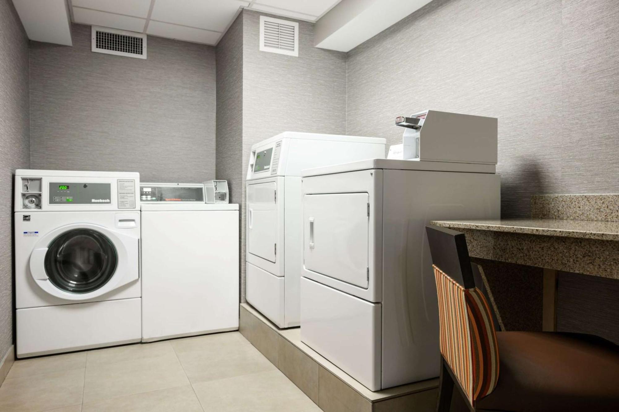 Hampton Inn Evansville Airport Bagian luar foto